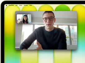 MacBook Neo amarelo-cítrico com uma chamada de vídeo na tela. O recurso Palco Central mantém a pessoa no centro da imagem