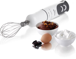 batedor e potes com ingredientes batidos