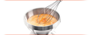 creme sendo misturado com o batedor que acompanha o mixer