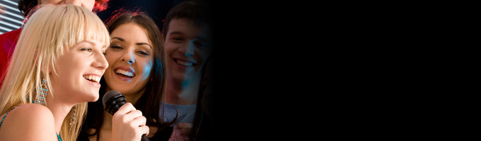 pessoas cantanto no karaokê