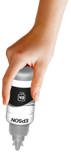 Mão segurando uma garrafa de tinta Epson