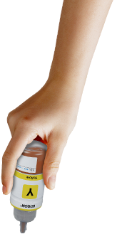 Economia com tranquilidade Mão segurando uma garrafa de tinta Epson