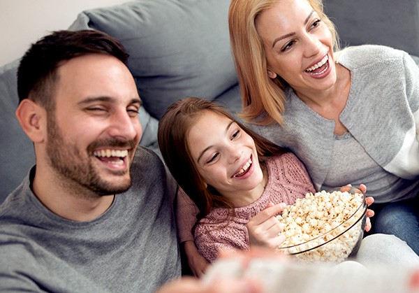 CINEMA ESTÁ ON! Com a pipoca pronta em minutos, o cineminha em casa já está garantido! A sua única preocupação vai ser escolher qual o filme ou série da vez. Se joga na experiência!