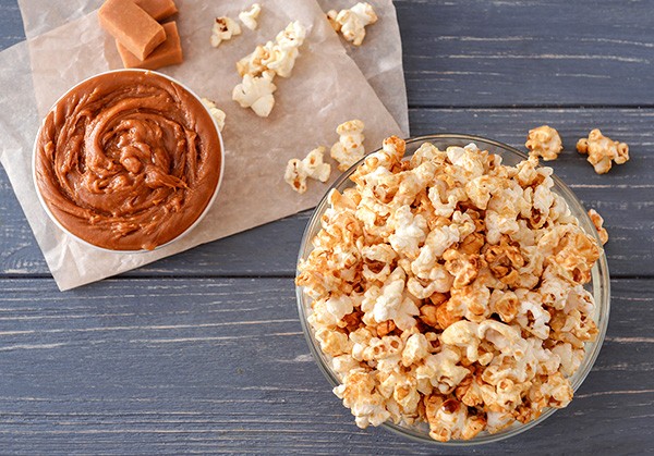 CUSTOMIZE SUA PIPOCA. Após preparar sua pipoca, você pode incrementá-la de diversas formas! Nos sabores salgados, você pode colocar manteiga derretida, temperos, entre outros. Já nos sabores doces, experimente cobrir com chocolate ou caramelo derretido.