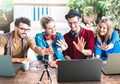 Mesa de escritório com 2 homens e 1 mulher parecendo debater algo. Cada um está com um notebook Acer a sua frente na mesa