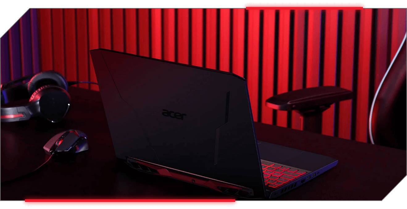 Notebook Acer Nitro 5 visto de costas, sobre uma mesa, mouse e headphone à esquerda.