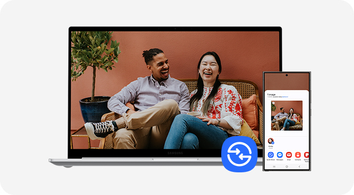 A foto de um casal selecionada na tela do Galaxy S24 Ultra é compartilhada via Quick Share com o Galaxy Book4 e aberta em tela cheia. O ícone do Quick Share é mostrado.