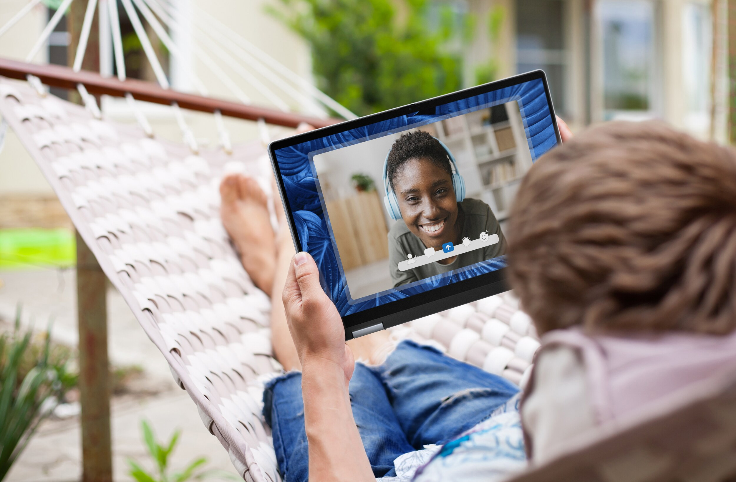 Mulher utilizando notebook Inspiron 14