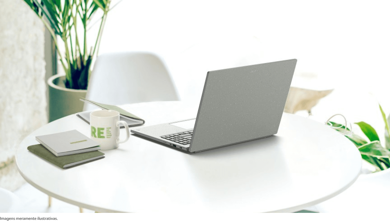 Notebook Acer Aspire Vero sobre mesa ao lado de xícara e agendas.