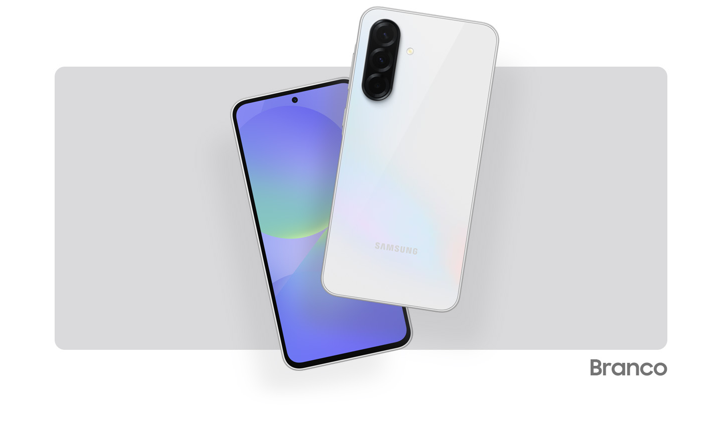 Dois aparelhos Galaxy A36 5G na cor Branca. Um exibe a parte frontal com um gráfico abstrato na tela, enquanto o outro mostra o layout da câmera e a parte traseira. 