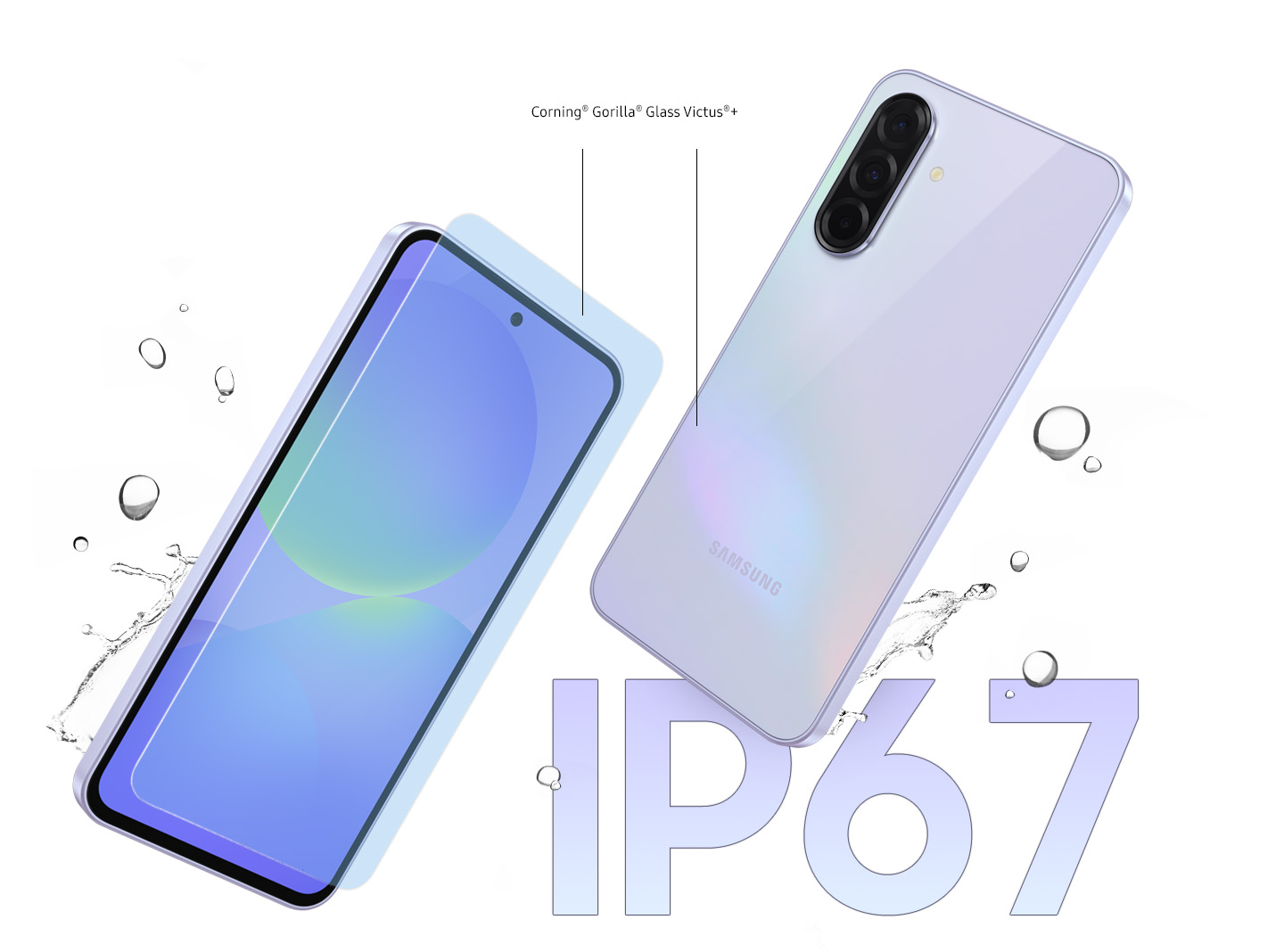 Vemos dois aparelhos Galaxy A36 5G em exibi&ccedil;&atilde;o. O da esquerda est&aacute; levemente inclinado para mostrar a parte frontal. Uma camada de vidro aparece na frente da tela. Entre o vidro frontal e o traseiro, vemos o texto "Corning&reg; Gorilla&reg; Glass Victus&reg;+" pode ser visto. O dispositivo &agrave; direita est&aacute; levemente inclinado para mostrar a parte traseira. No fundo, respingos d&rsquo;&aacute;gua indicam a resist&ecirc;ncia.