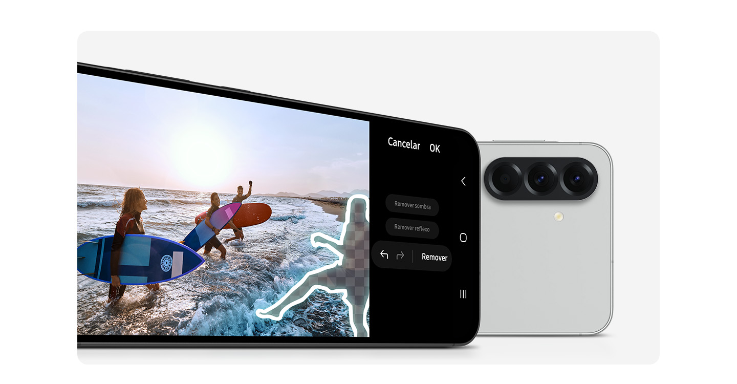 Dois dispositivos Galaxy A56 5G est&atilde;o posicionados lateralmente. O aparelho da frente exibe a funcionalidade Apagador de Objetos na tela. No lado direito, a op&ccedil;&atilde;o &ldquo;Apagar&rdquo; est&aacute; destacada, indicando que uma pessoa selecionada pode ser removida da imagem. O Galaxy A56 5G ao fundo exibe a parte traseira, destacando as c&acirc;meras.