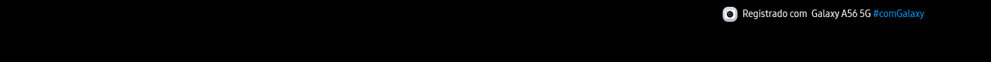 Vemos uma pessoa em um showroom, sorrindo. Ela se vira e pega uma x&iacute;cara em uma prateleira e ent&atilde;o se vira de volta para a frente, sorrindo com a x&iacute;cara ao lado do rosto. Na parte inferior, h&aacute; um &iacute;cone de c&acirc;mera com o texto "Capturado com Galaxy A56 5G #withGalaxy".
