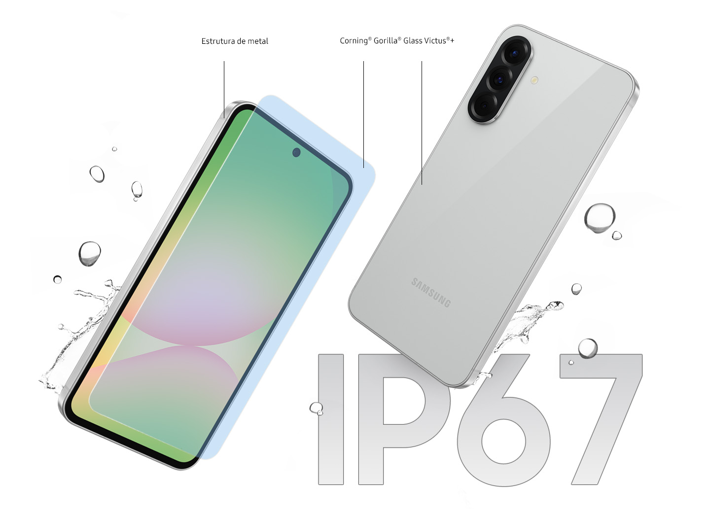 Vemos dois dispositivos Galaxy A56 5G. O da esquerda est&aacute; de frente e ligeiramente inclinado. &Eacute; poss&iacute;vel ver a moldura de metal e uma camada de vidro na frente da tela. O texto Corning&reg; Gorilla&reg; Glass Victus&reg;+ pode ser visto entre os vidros frontal e traseiro. O dispositivo &agrave; direita est&aacute; de costas, vemos sua parte traseira e est&aacute; inclinado. No fundo, h&aacute; respingos de &aacute;gua para indicar a durabilidade com o IP67.