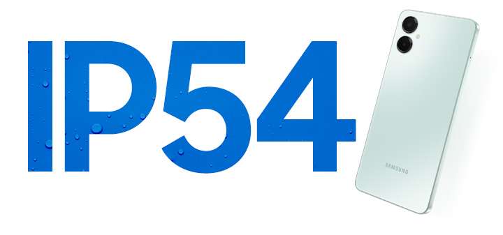 Texto grande com a inscrição IP54, com gotas d'água dentro das letras. Visão traseira de um Galaxy A06 5G na cor Verde em pé, à direita.