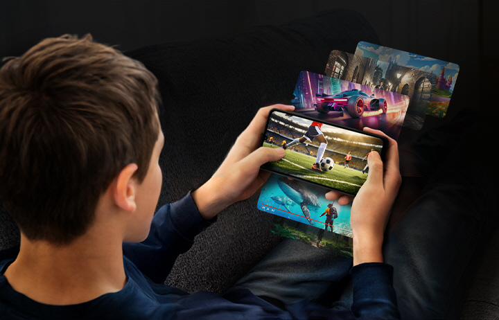 Uma pessoa está jogando no Galaxy A06 5G. Diferentes cenas do jogo são projetadas ao redor da tela, destacando a memória e a capacidade de armazenamento do Galaxy A06 5G.