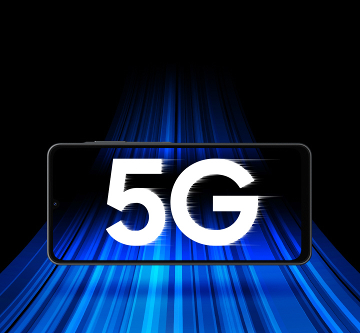 O texto "5G" aparece em grande destaque na tela do Galaxy A06 5G, com linhas de movimento em neon azul ao fundo e atravessando a tela, transmitindo a sensação de velocidade.