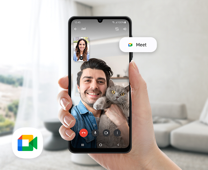 Uma mão segurando o Galaxy A06 5G durante uma chamada de vídeo, com as opções do "Meet" visíveis na tela.