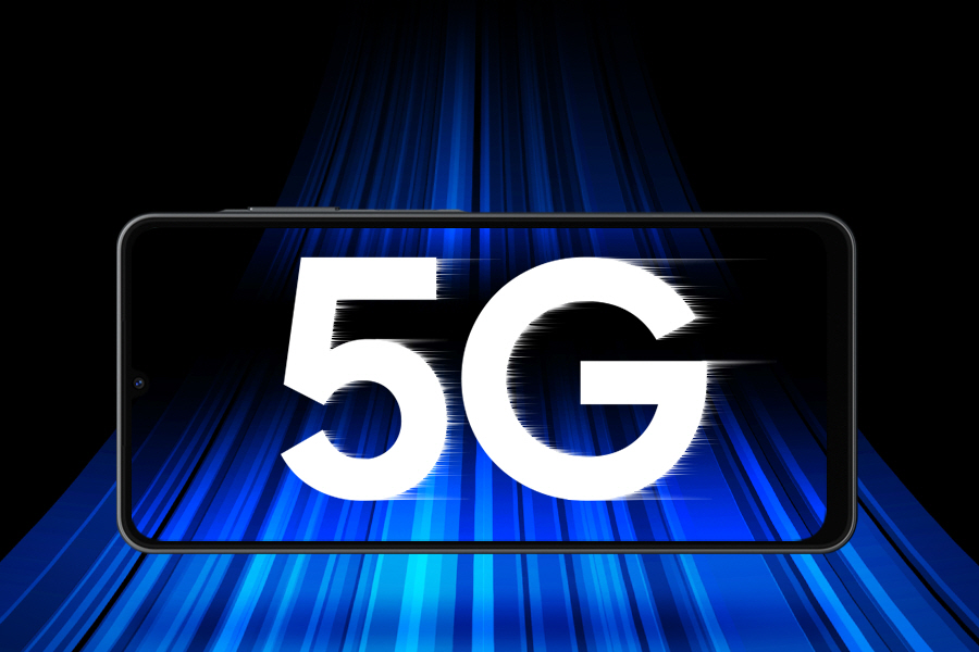 5G aparece em letras grandes na tela de um Galaxy A06 5G com linhas de movimento. Ao fundo, linhas de movimento em neon azul atravessam a tela, destacando a velocidade.  