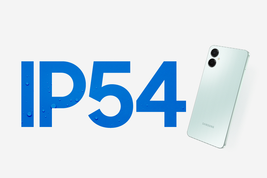 P54 em texto grande com gotas d'água dentro das letras. Vista traseira de um Galaxy A06 5G Verde em pé, à direita.