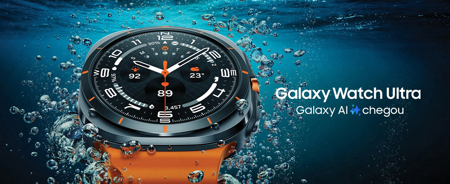 Um Galaxy Watch Ultra é visto em close na água perto da superfície, mostrando seu design.