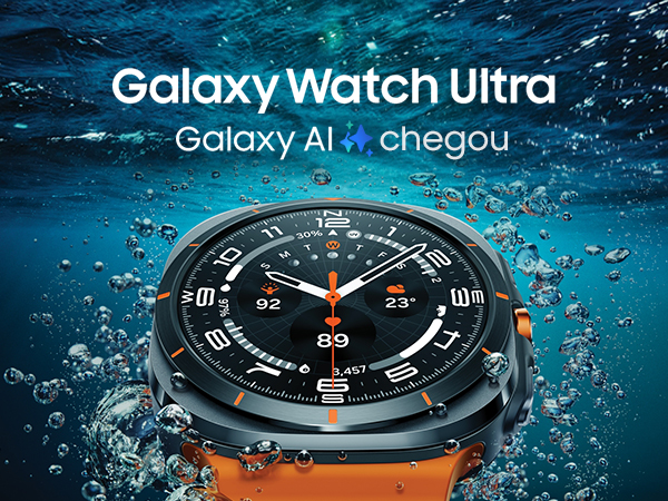Um Galaxy Watch Ultra é visto em close na água perto da superfície, mostrando seu design.