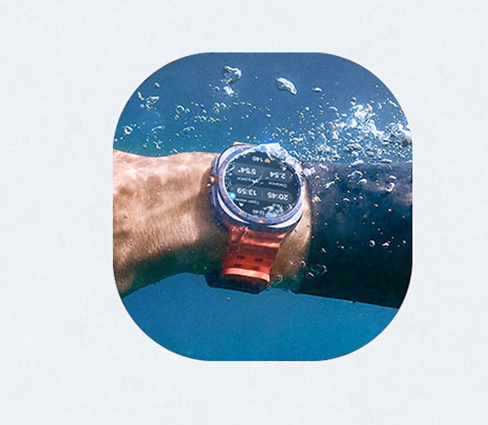 Uma mão na água usando um Galaxy Watch Ultra no pulso.
