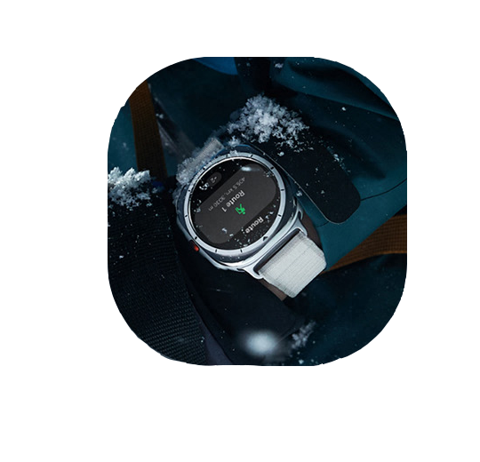 Uma pessoa com equipamento de escalada de montanha, com um pouco de neve neles, tem um Galaxy Watch Ultra em seu pulso.