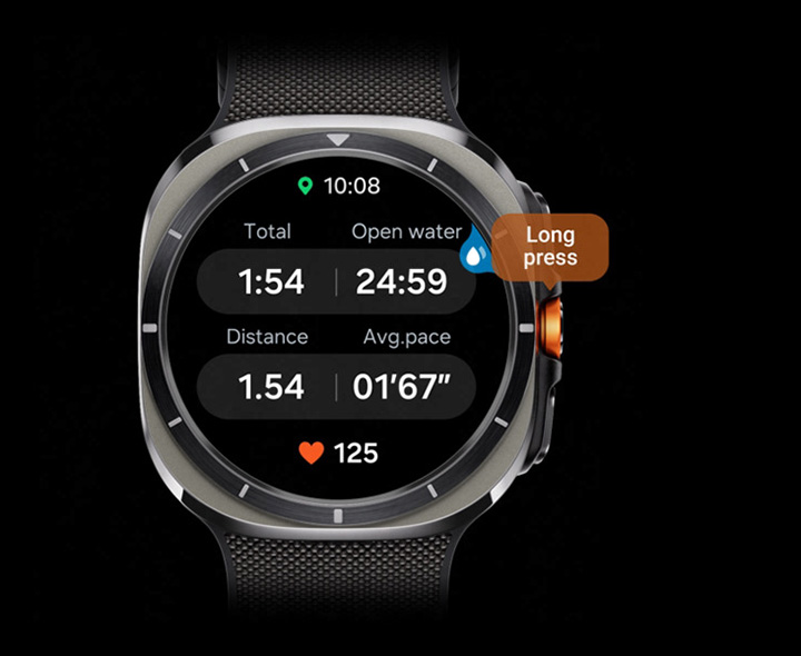 Um Galaxy Watch Ultra exibindo uma tela de resultados de treino para triathlon com a duração, calorias queimadas e o número de treinos definidos mostrados.