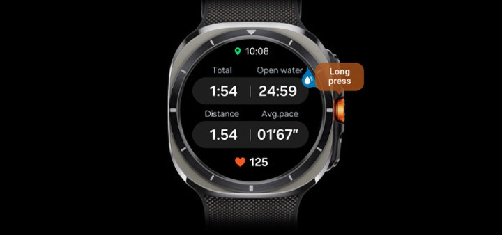 Um Galaxy Watch Ultra exibindo uma tela de resultados de treino para triathlon com a duração, calorias queimadas e o número de treinos definidos mostrados.