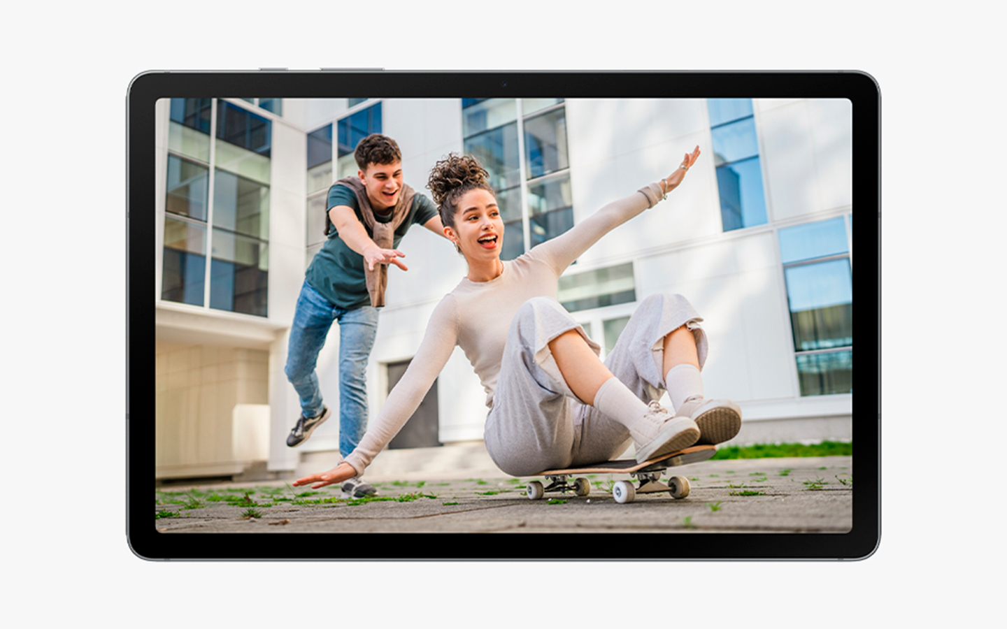 O Galaxy Tab S10 Lite mostra uma foto de uma mulher sentada em um skate tentando se equilibrar enquanto um homem a empurra por trás.