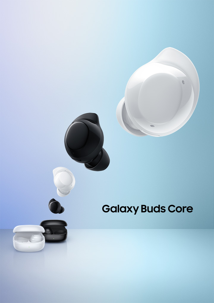 Vemos um estojo de carregamento branco do Galaxy Buds Core posicionado à frente do estojo preto. Acima, quatro Galaxy Buds Core aparecem intercalando entre preto e branco nesta ordem: preto, branco, preto, branco.