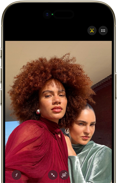 Parte da frente do iPhone Air, com a Dynamic Island centralizada na parte superior e o recurso Palco Central para fotos em uso