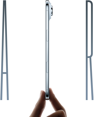 Imagem lateral do iPhone Air na cor azul-céu, com os dedos polegar e indicador de uma mão segurando o aparelho, mostrando o design fino, o sistema de câmera Fusion, o botão lateral e o Controle da Câmera