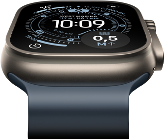 Apple Watch Ultra 3 inclinado para frente, caixa natural de titânio, bússola no mostrador Orientação, pulseira Oceano azul-âncora