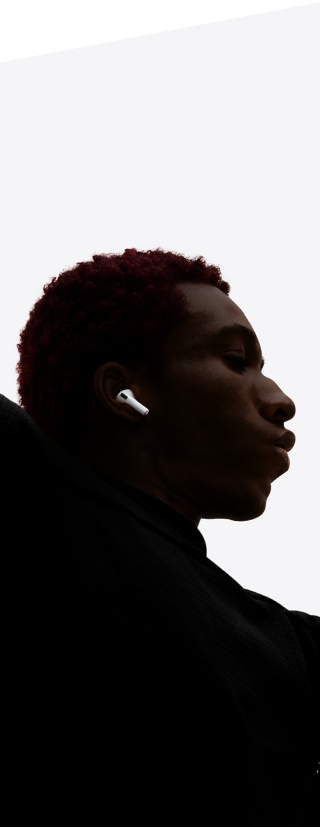 AirPods Pro 3 na orelha de uma pessoa dançando.