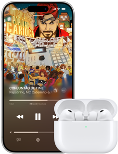 AirPods Pro 3 no estojo de recarga MagSafe, iPhone 17 Pro, Apple Music tocando CONJUNTÃO DE TIME de Papatinho, MC Cabelinho e Anitta