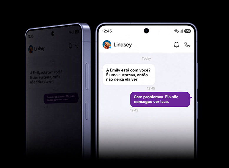 Dois smartphones Galaxy S26 Ultra na cor Violeta. Um dos aparelhos está com o Tela de Privacidade ativado e é visto em ângulo, com a tela obscurecida. O outro é visto de frente, com a tela exibindo claramente o aplicativo Mensagens.