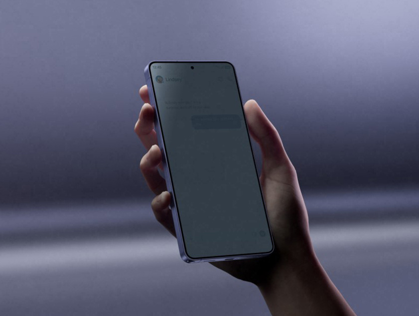 O Galaxy S26 Ultra é mostrado na mão de uma pessoa. De frente, a tela principal fica visível. Ao girar o ângulo de visualização para o lado, a tela escurece e fica menos visível. Ao voltar para o ângulo frontal, o conteúdo fica nítido novamente.