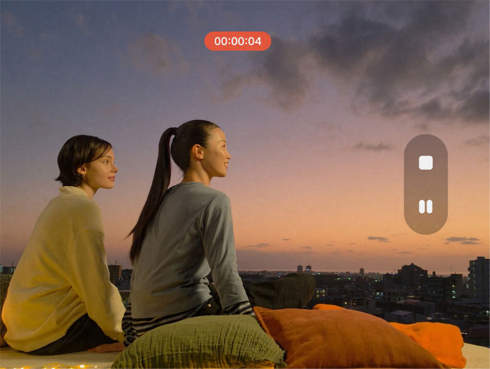 Close na câmera traseira do Galaxy S26 Ultra. Ao aproximar dentro da lente, a imagem se transforma em um vídeo gravado com pouca luz. Com Nightography, os detalhes permanecem vivos e claros.