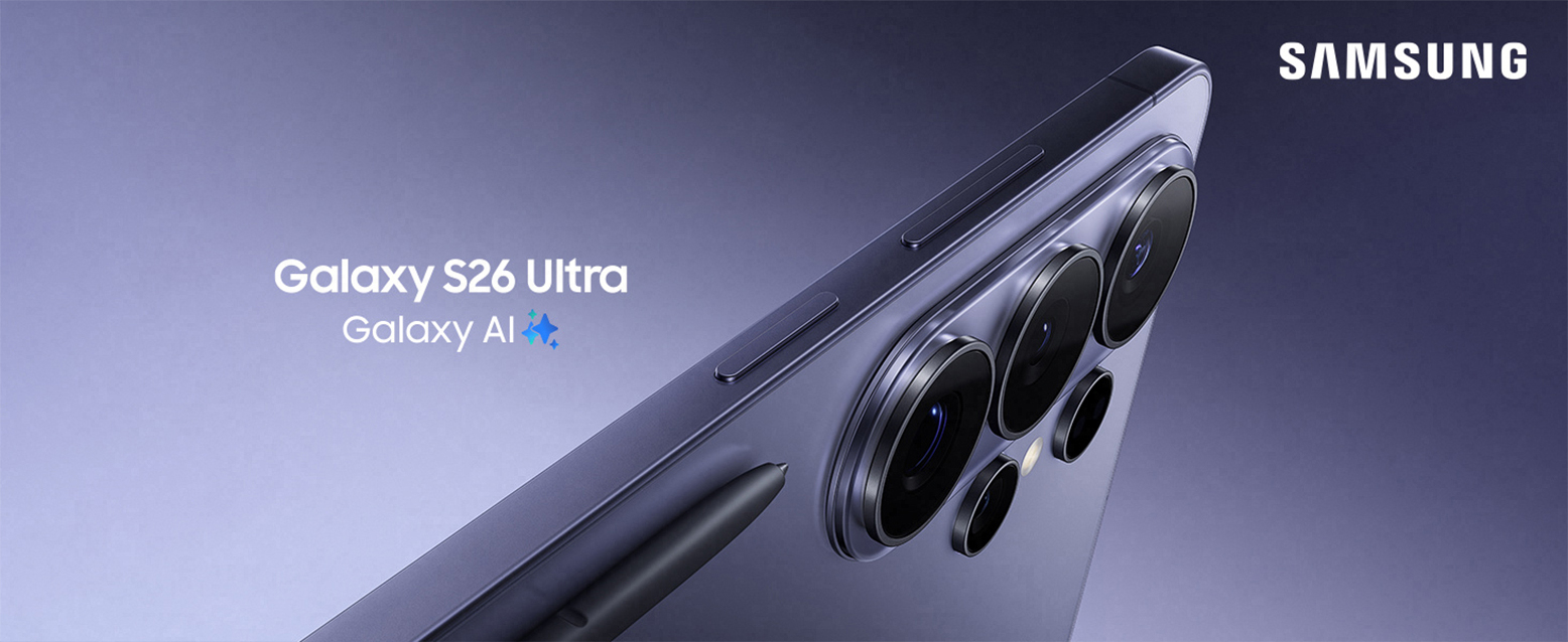 Close do canto do Galaxy S26 Ultra na cor Violeta, com as lentes da câmera em destaque. A S Pen aparece à frente do aparelho. Galaxy AI.