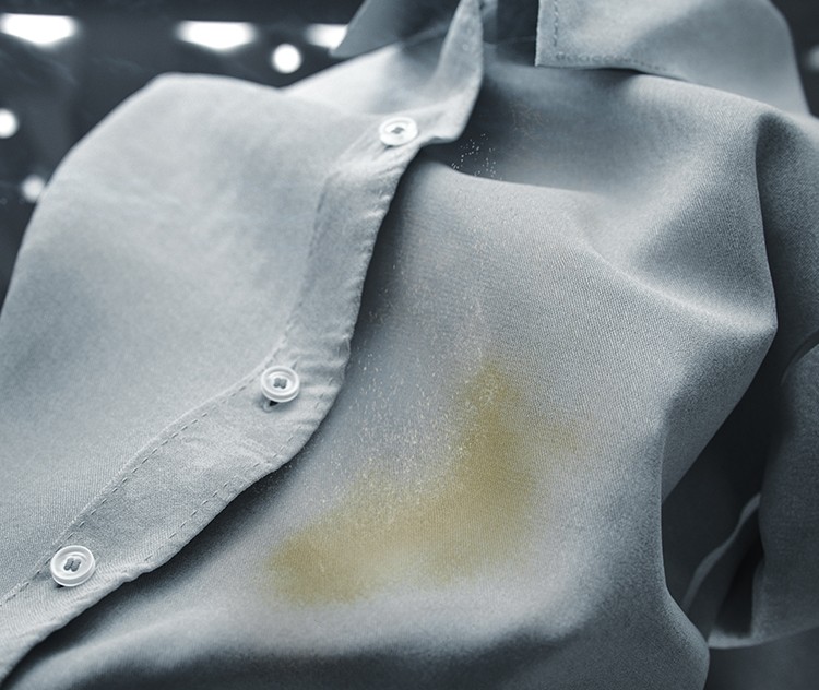 Camisa com mancha de gordura