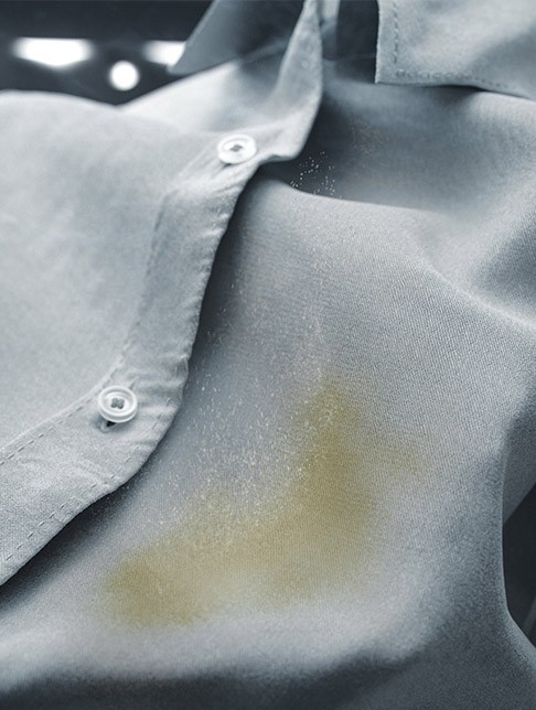 Camisa com mancha de gordura